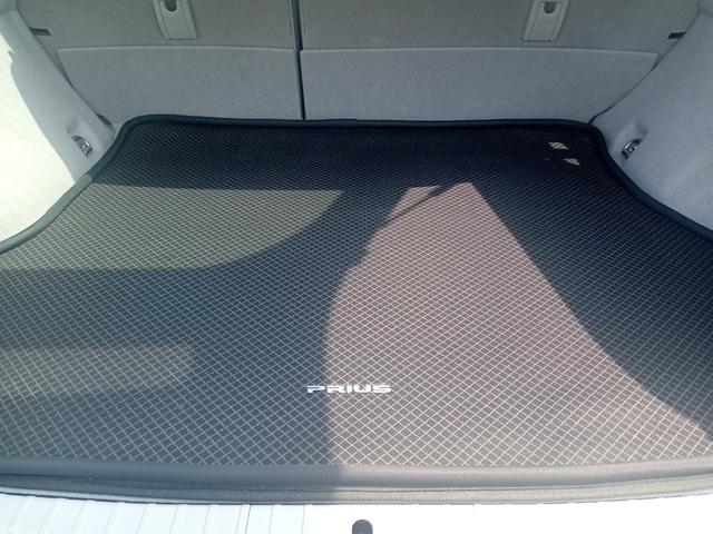 プリウス Ｓツーリングセレクション　ＥＴＣ　ナビ　アルミホイール　オートライト　ＬＥＤヘッドランプ　ヘッドライトウォッシャー　ＣＶＴ　スマートキー　電動格納ミラー　盗難防止システム　衝突安全ボディ　ＡＢＳ　ＥＳＣ　エアコン（30枚目）