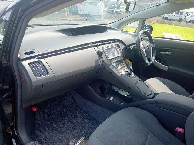 プリウス Ｓツーリングセレクション　ＥＴＣ　ナビ　アルミホイール　オートライト　ＬＥＤヘッドランプ　ヘッドライトウォッシャー　ＣＶＴ　スマートキー　電動格納ミラー　盗難防止システム　衝突安全ボディ　ＡＢＳ　ＥＳＣ　エアコン（42枚目）