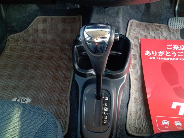 エッセ カスタム　キーレスエントリー　電動格納ミラー　ＡＴ　盗難防止システム　ＣＤ　アルミホイール　衝突安全ボディ　エアコン　パワーステアリング　パワーウィンドウ（6枚目）
