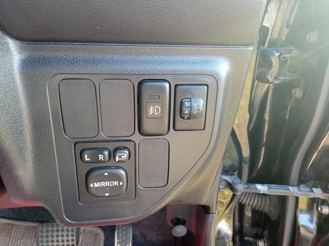 エッセ カスタム　キーレスエントリー　電動格納ミラー　ＡＴ　盗難防止システム　ＣＤ　アルミホイール　衝突安全ボディ　エアコン　パワーステアリング　パワーウィンドウ（8枚目）