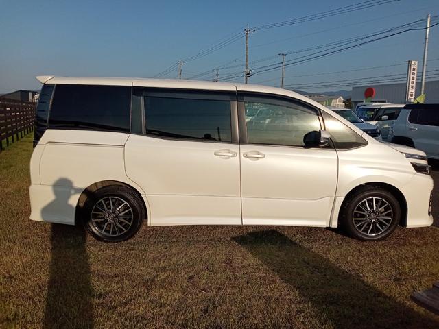 ヴォクシー ＺＳ　ＥＴＣ　ナビ　ＴＶ　クリアランスソナー　両側電動スライドドア　ＬＥＤヘッドランプ　スマートキー　アイドリングストップ　電動格納ミラー　後席モニター　３列シート　ＣＶＴ　アルミホイール　ＣＤ　ＤＶＤ再生（14枚目）