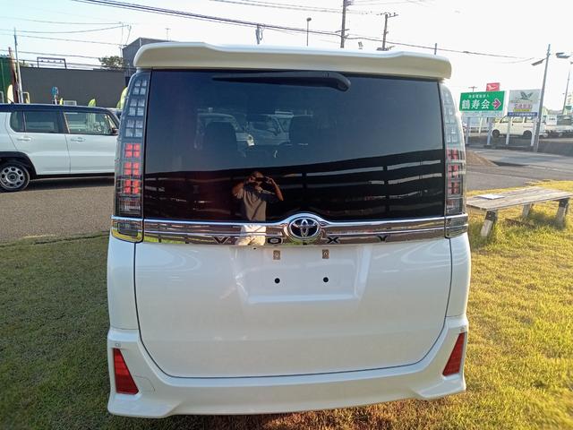 ヴォクシー ＺＳ　ＥＴＣ　ナビ　ＴＶ　クリアランスソナー　両側電動スライドドア　ＬＥＤヘッドランプ　スマートキー　アイドリングストップ　電動格納ミラー　後席モニター　３列シート　ＣＶＴ　アルミホイール　ＣＤ　ＤＶＤ再生（16枚目）