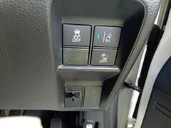 【レーンアシスト】走行中にカメラで車線を認識し、車線を逸脱しそうなときに警報を発したり、さらに進んでステアリング補正を行ったりする機能。 7