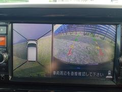 【全方位型モニター】クルマを上空から見下ろしているかのように、直感的に周囲の状況を把握できる全方位型モニター。狭い場所での駐車でも周囲が映像で確認できます。 6
