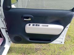 パワーウィンドウのスイッチですよ。運転席に居ながら窓を開け閉めのコントロールできますよ。 7