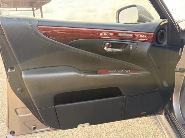 ���[�Ԏ��ɂ̓I�C�������E�G�������g�������n�߂Ƃ��܂��āA�x���g�ނ⑫���Ȃǎԓ��̓d���܂ŁA�ׂ����`�F�b�N�����Ē����܂��B