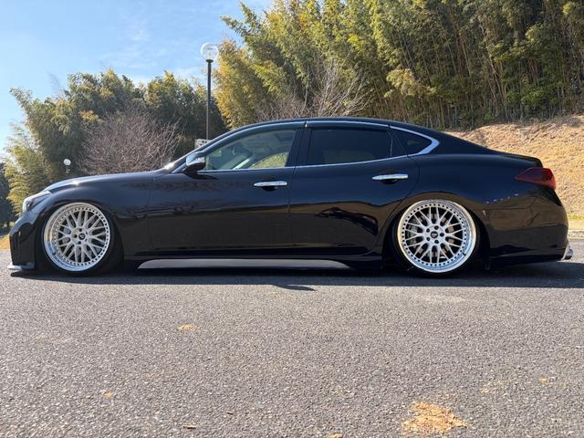 フーガ 370GT タイプS 後期型・サンルーフ・黒革シート・社外フルエアロ・WORK21インチAW・カズサスエアサス・社外リアマフラー・純正ナビ・シートヒーター・バックカメラ・ドラレコ・Bluetooth・ETC(9枚目)