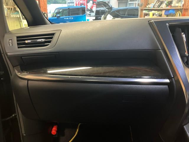 ヴェルファイア ２．５Ｚ　Ａエディション　ゴールデンアイズ　ＴＲＤエアロ・マフラー／１１インチアルパインナビ／１２．８インチアルパイン後席モニタ／Ｂｌｕｅｔｏｏｔｈ接続／両側電動スライドドア／ＥＴＣ／ＣＤ・ＤＶＤ再生／スマートキー／１８インチアルミホイール（34枚目）