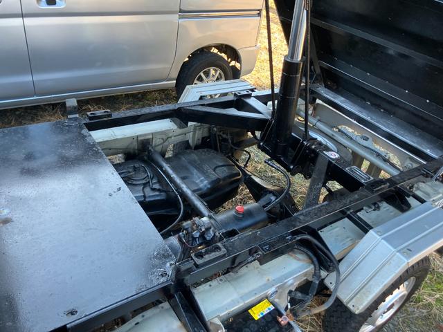 キャリイトラック KU エアコン・パワステ 3方開 4WD ダンプ 5速マニュアル車 ラジオ(9枚目)