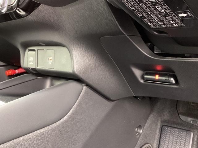 フィット リュクス　メモリーナビ　リアカメラ　シートヒーター　衝突軽減　ＬＥＤヘッドランプ　パワステ　エアコン　パワーウインドウ　キーレス　Ｉストップ　カーテンエアバッグ　ＡＢＳ　ＤＶＤ再生　クルコン　イモビライザー（12枚目）