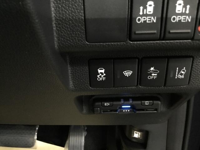 フリード＋ クロスター　メモリーナビ　ドラレコ　ＥＴＣ　ウォークスルー　両側パワースライドドア　サイドカーテンエアバック　ＬＥＤライト　リヤカメラ　地デジフルセグ　ＶＳＡ　ドライブレコーダー　ＵＳＢ接続　スマートキー（26枚目）