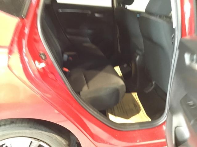 フィットハイブリッド Ｆパッケージ　メモリーナビ　ＥＴＣ　リアカメラ　地デジＴＶ　盗難警報装置　ＡＵＴＯエアコン　助手席エアバック　ＥＣＯＮ　リヤカメラ　ＵＳＢ　ＡＢＳ付　ＤＶＤ視聴　横滑り防止システム　キーレスエントリー　ナビテレビ（13枚目）