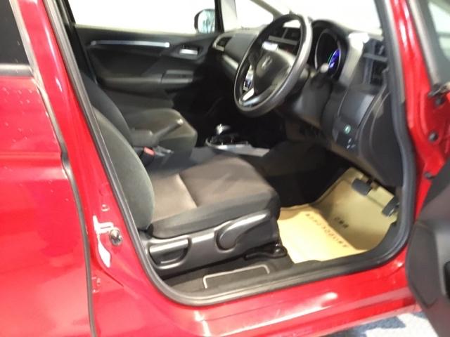 フィットハイブリッド Ｆパッケージ　メモリーナビ　ＥＴＣ　リアカメラ　地デジＴＶ　盗難警報装置　ＡＵＴＯエアコン　助手席エアバック　ＥＣＯＮ　リヤカメラ　ＵＳＢ　ＡＢＳ付　ＤＶＤ視聴　横滑り防止システム　キーレスエントリー　ナビテレビ（15枚目）