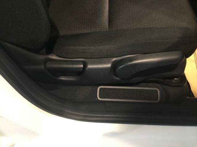 フィットハイブリッド Ｆパッケージ　メモリーナビ　ワンセグ　リアカメラ　ＥＴＣ　盗難警報装置　ＡＵＴＯエアコン　助手席エアバック　ＥＣＯＮ　リヤカメラ　ＡＢＳ付　ＤＶＤ視聴　横滑り防止システム　キーレスエントリー　運転席エアバック（14枚目）