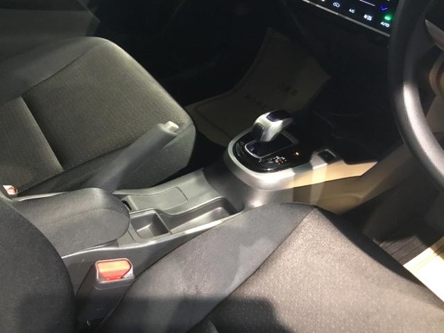 フィットハイブリッド Ｆパッケージ　メモリーナビ　ワンセグ　リアカメラ　ＥＴＣ　盗難警報装置　ＡＵＴＯエアコン　助手席エアバック　ＥＣＯＮ　リヤカメラ　ＡＢＳ付　ＤＶＤ視聴　横滑り防止システム　キーレスエントリー　運転席エアバック（16枚目）