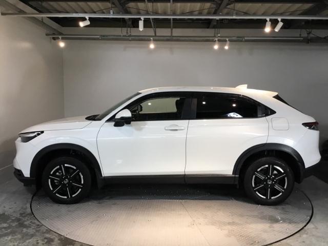 ヴェゼル ｅ：ＨＥＶＸ　メモリーナビ　ＥＴＣ　リアカメラ　ＡＡＣ　イモビライザー　スマ－トキ－　誤発進抑制　ＰＷ　クルコン　ＥＳＣ　キーフリー　ＬＥＤヘッドランプ　ナビＴＶ　サイドカーテンエアバック　ＤＶＤ再生可　ＡＢＳ（7枚目）