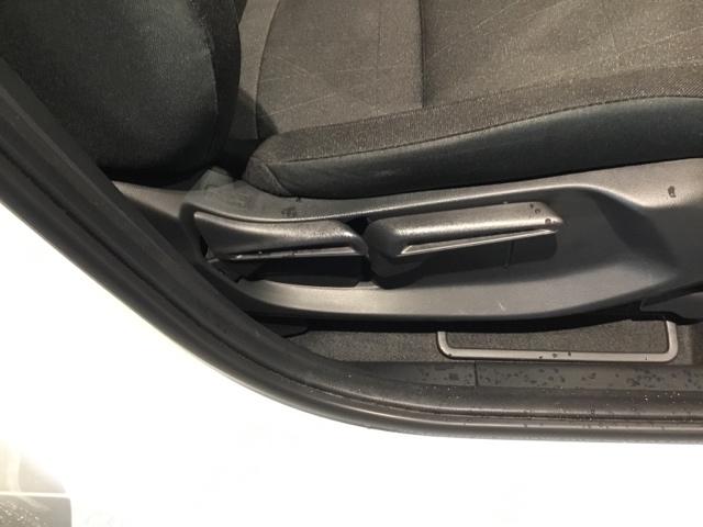 ヴェゼル ｅ：ＨＥＶＸ　メモリーナビ　ＥＴＣ　リアカメラ　ＡＡＣ　イモビライザー　スマ－トキ－　誤発進抑制　ＰＷ　クルコン　ＥＳＣ　キーフリー　ＬＥＤヘッドランプ　ナビＴＶ　サイドカーテンエアバック　ＤＶＤ再生可　ＡＢＳ（16枚目）