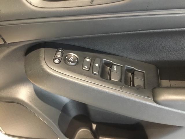 ヴェゼル ｅ：ＨＥＶＸ　メモリーナビ　ＥＴＣ　リアカメラ　ＡＡＣ　イモビライザー　スマ－トキ－　誤発進抑制　ＰＷ　クルコン　ＥＳＣ　キーフリー　ＬＥＤヘッドランプ　ナビＴＶ　サイドカーテンエアバック　ＤＶＤ再生可　ＡＢＳ（17枚目）