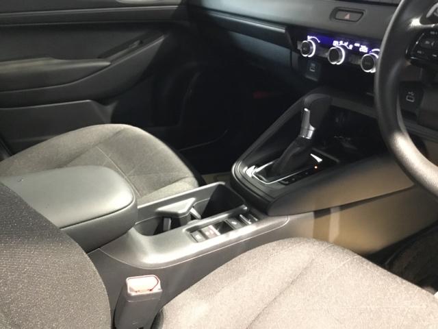 ヴェゼル ｅ：ＨＥＶＸ　メモリーナビ　ＥＴＣ　リアカメラ　ＡＡＣ　イモビライザー　スマ－トキ－　誤発進抑制　ＰＷ　クルコン　ＥＳＣ　キーフリー　ＬＥＤヘッドランプ　ナビＴＶ　サイドカーテンエアバック　ＤＶＤ再生可　ＡＢＳ（18枚目）