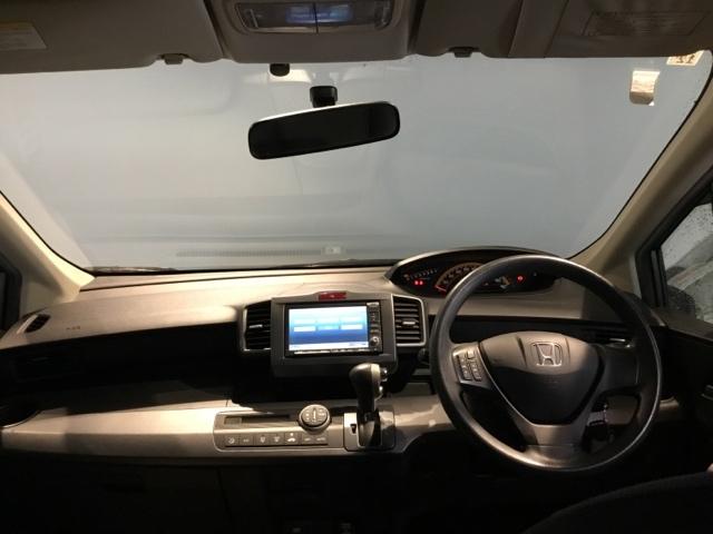 フリード Ｇジャストセレクション　ＨＤＤナビ　リアカメラ　ＥＴＣ　ＨＩＤライト　エコモード　Ｂモニター　助手席エアバッグ　ＡＵＴＯエアコン　パワステ　両側スライド片側電動　イモビ　運転席エアバッグ　ＰＷ　ＡＢＳ　ＤＶＤ再生　３列シート（2枚目）