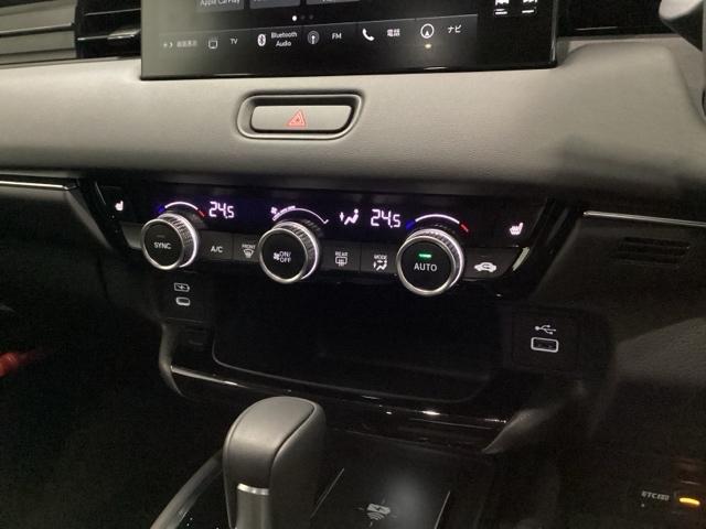 ヴェゼル ｅ：ＨＥＶＺ　メモリーナビ　リアカメラ　ＥＴＣ　衝突回避支援ブレーキ機能　スマキ　Ｐトランク　フルオートエアコン　エアバッグ　両席エアバック　Ｒカメ　パワーウィンドウ　ＬＥＤランプ　ソナー　クルーズＣ　ナビ＆ＴＶ（12枚目）