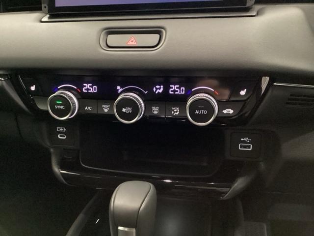 ヴェゼル ｅ：ＨＥＶＺ　メモリーナビ　リアカメラ　シートヒーター　衝突回避支援ブレーキ機能　スマキ　Ｐトランク　フルオートエアコン　エアバッグ　両席エアバック　Ｒカメ　パワーウィンドウ　ＬＥＤランプ　ソナー　クルーズＣ（12枚目）