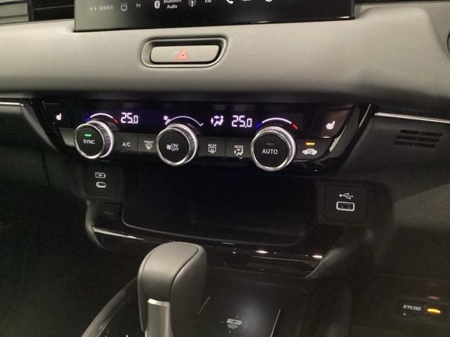 ヴェゼル ｅ：ＨＥＶＺ　メモリーナビ　リアカメラ　ＥＴＣ　衝突回避支援ブレーキ機能　スマキ　Ｐトランク　フルオートエアコン　エアバッグ　両席エアバック　Ｒカメ　パワーウィンドウ　ＬＥＤランプ　ソナー　クルーズＣ　ナビ＆ＴＶ（12枚目）