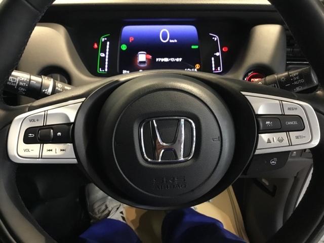 フィット e:HEVリュクス リアカメラ シートヒーター ETC 誤発進抑制機能 LED クルーズコントロール セキュリティアラーム DVD VSA フルセグ サイドエアバッグ スマートキー キーレス 助手席エアバッグ ABS(3枚目)