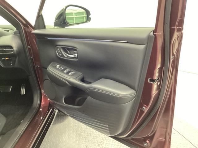 ＺＲ－Ｖ ｅ：ＨＥＶＺ特別仕様車ブラックスタイル　リアカメラ　シートヒーター　ＥＴＣ　アラウンドビューモニター　ＬＥＤヘッドランプ　スマ－トキ－　クルコン　電動シート　オートライト　本革シート　バックカメラ　盗難防止装置　ＵＳＢ接続　ＥＳＣ　ＡＢＳ（32枚目）
