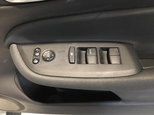 フィット e:HEVベーシック メモリーナビ フルセグ リアカメラ ETC ドラレコ カーテンエアバッグ CMBS USBポート 地デジ Rカメ セキュリティアラーム アイドリングストップ ナビTV スマートキー LEDヘッド(17枚目)