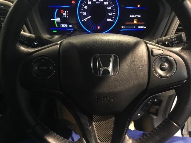 ��ɂȂ��ރX�e�A�����O�ł��B�X�e�A�����O�̉E���ɂ̓N���[�Y�R���g���[���A�������I�[�f�B�I�����R���X�C�b�`�ł��B�茳�ő���ł���̂ŕ֗��ł��B