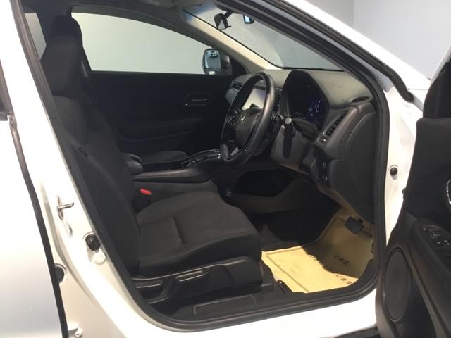 �^�]�Ȃ́A�傫�ȍ��ʂƕ�ݍ��ނ悤�Ȕw�����ꂪ�h���C�o�[�̐g�̑S�̂���������x���܂��B�㎿�ȃV�[�g�f�ނƍ���S�n�̂悢�N�b�V�������̗p���A�����Ԃ̉^�]��R�[�i�[�̑����������K�ł��B