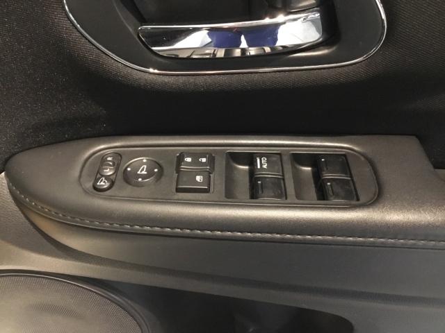 �y�p���[�E�B���h�E�X�C�b�`�z�����^�b�`�ŁA�p���[�E�C���h�E��h�A�~���[�𑀍�ł��܂��B