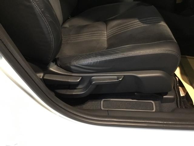 ヴェゼル ＲＳ・ホンダセンシング　メモリーナビ　フルセグ　ＥＴＣ　リアカメラ　盗難防止　バックモニター　サイドエアバック　スマ－トキ－　シートヒータ　ＬＥＤライト　地デジＴＶ　フルオートエアコン　整備記録簿　ＤＶＤ　横滑り防止機能（16枚目）