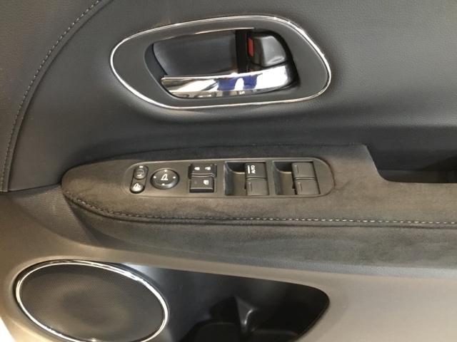 ヴェゼル ＲＳ・ホンダセンシング　メモリーナビ　フルセグ　ＥＴＣ　リアカメラ　盗難防止　バックモニター　サイドエアバック　スマ－トキ－　シートヒータ　ＬＥＤライト　地デジＴＶ　フルオートエアコン　整備記録簿　ＤＶＤ　横滑り防止機能（17枚目）