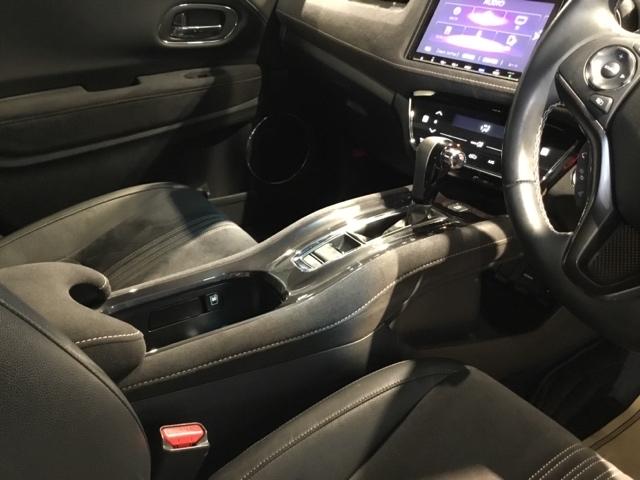 ヴェゼル ＲＳ・ホンダセンシング　メモリーナビ　フルセグ　ＥＴＣ　リアカメラ　盗難防止　バックモニター　サイドエアバック　スマ－トキ－　シートヒータ　ＬＥＤライト　地デジＴＶ　フルオートエアコン　整備記録簿　ＤＶＤ　横滑り防止機能（18枚目）