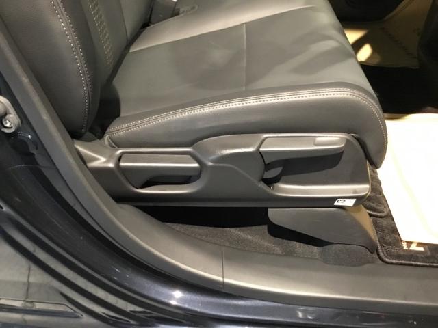 �蓮�̃��o�[���g���āA�V�[�g�̍�����w������̊p�x��ς��邱�Ƃ��ł��܂��B