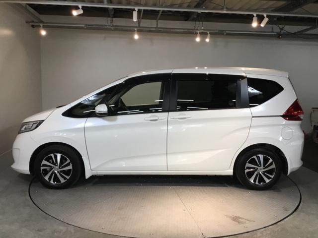 フリード Ｇ・ホンダセンシング　ディスプレイオーディオ　ＣＤ　ＥＴＣ　リアカメラ　スマートキーＰスタート　ＵＳＢ入力　盗難防止システム　横滑防止装置　ＬＥＤランプ　クルコン　パワーウインド　ウォークスルー　エアバック　三列シート（7枚目）