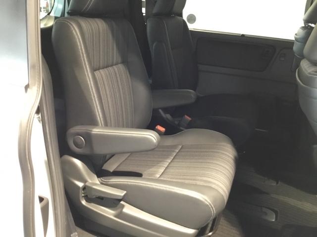 フリード Ｇ・ホンダセンシング　ディスプレイオーディオ　ＣＤ　ＥＴＣ　リアカメラ　スマートキーＰスタート　ＵＳＢ入力　盗難防止システム　横滑防止装置　ＬＥＤランプ　クルコン　パワーウインド　ウォークスルー　エアバック　三列シート（13枚目）