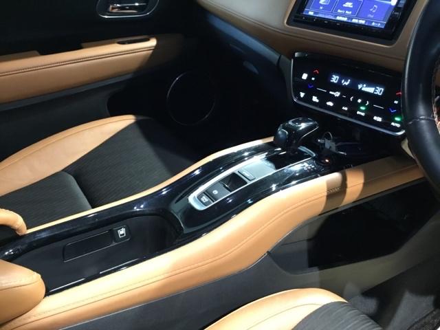 ヴェゼル ハイブリッドZ・ホンダセンシング メモリーナビ フルセグ リアカメラ ETC 助手席エアバック 軽減ブレーキ AUTOエアコン Aクルーズ 盗難防止 Wエアコン スマートキ シートH パワステ キーフリーシステム ESC ナビ&TV(20枚目)