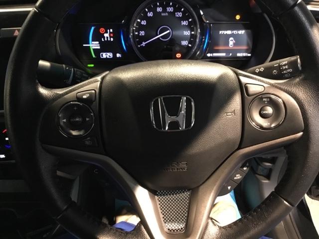 �n���h���̉E���ɃN���[�Y�R���g���[���B�����ɃI�[�f�B�I�����[�g�R���g���[���X�C�b�`�B�茳�ő���ł��ĕ֗��ł��B