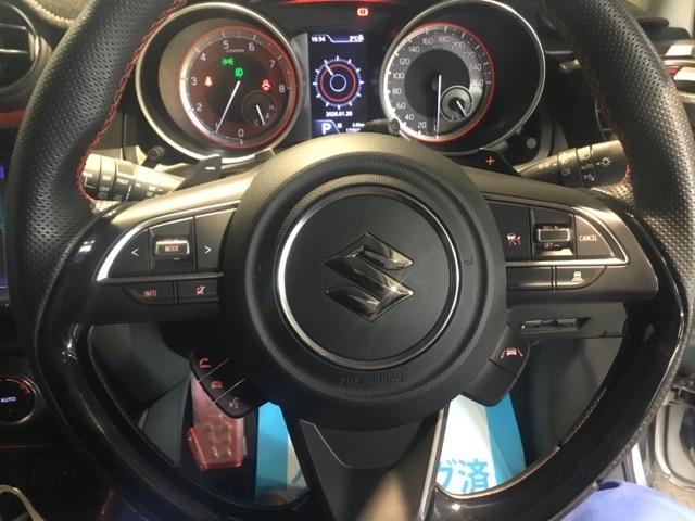 ��ɂȂ��ރX�e�A�����O�ł��B�X�e�A�����O�̉E���ɂ̓N���[�Y�R���g���[���A�������I�[�f�B�I�����R���X�C�b�`�ł��B�茳�ő���ł���̂ŕ֗��ł��B