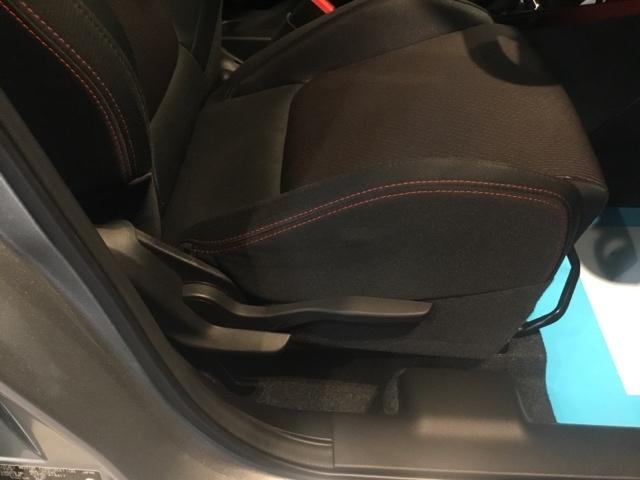 �蓮�̃��o�[���g���āA�V�[�g�̍�����w������̊p�x��ς��邱�Ƃ��ł��܂��B