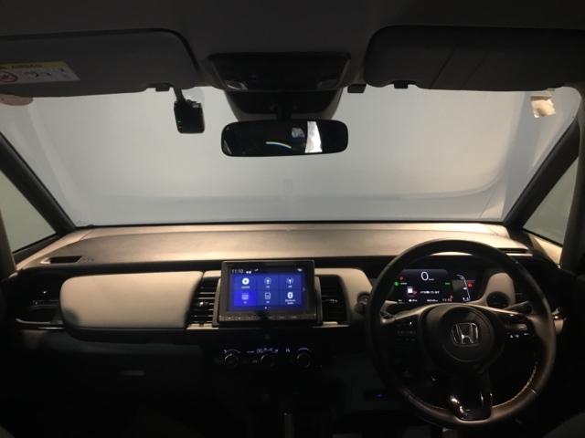 フィット ｅ：ＨＥＶＲＳ　リアカメラ　アルミホイール　ＥＴＣ　オートクルーズ　ナビＴＶ　横滑り防止機能　カーテンエアバック　盗難防止システム　ＵＳＢポート　ＤＶＤ再生　エアバック　オートエアコン　スマートキ　パワーステアリング（2枚目）