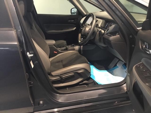 フィット ｅ：ＨＥＶＲＳ　リアカメラ　アルミホイール　ＥＴＣ　オートクルーズ　ナビＴＶ　横滑り防止機能　カーテンエアバック　盗難防止システム　ＵＳＢポート　ＤＶＤ再生　エアバック　オートエアコン　スマートキ　パワーステアリング（17枚目）