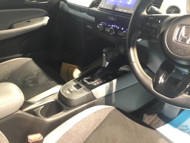 フィット ｅ：ＨＥＶＲＳ　リアカメラ　アルミホイール　ＥＴＣ　オートクルーズ　ナビＴＶ　横滑り防止機能　カーテンエアバック　盗難防止システム　ＵＳＢポート　ＤＶＤ再生　エアバック　オートエアコン　スマートキ　パワーステアリング（20枚目）