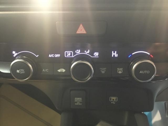 フィット ｅ：ＨＥＶＲＳ　リアカメラ　アルミホイール　ＥＴＣ　オートクルーズ　ナビＴＶ　横滑り防止機能　カーテンエアバック　盗難防止システム　ＵＳＢポート　ＤＶＤ再生　エアバック　オートエアコン　スマートキ　パワーステアリング（24枚目）