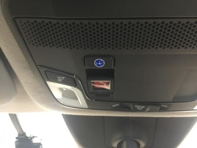 フィット ｅ：ＨＥＶＲＳ　リアカメラ　アルミホイール　ＥＴＣ　オートクルーズ　ナビＴＶ　横滑り防止機能　カーテンエアバック　盗難防止システム　ＵＳＢポート　ＤＶＤ再生　エアバック　オートエアコン　スマートキ　パワーステアリング（26枚目）