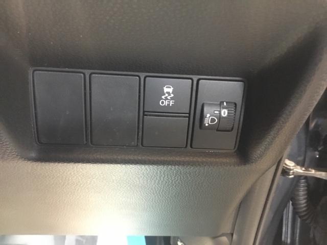 フィット ｅ：ＨＥＶＲＳ　リアカメラ　アルミホイール　ＥＴＣ　オートクルーズ　ナビＴＶ　横滑り防止機能　カーテンエアバック　盗難防止システム　ＵＳＢポート　ＤＶＤ再生　エアバック　オートエアコン　スマートキ　パワーステアリング（28枚目）