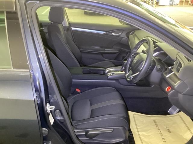 �^�]�Ȃ́A�傫�ȍ��ʂƕ�ݍ��ނ悤�Ȕw�����ꂪ�h���C�o�[�̐g�̑S�̂���������x���܂��B�㎿�ȃV�[�g�f�ނƍ���S�n�̂悢�N�b�V�������̗p���A�����Ԃ̉^�]��R�[�i�[�̑����������K�ł��B